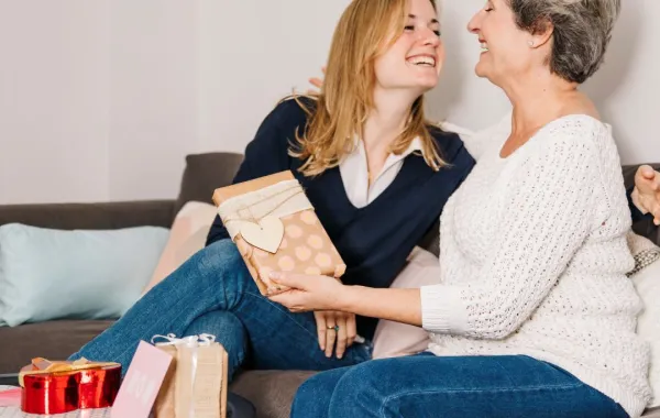 أفكار هدايا وطرق مميزة لتهنئة حماتك بيوم الأم- مصدر الصورة Freepik