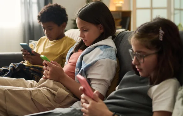 كيف نحقق التوازن بين وسائل التواصل الاجتماعي ونمو عقول أطفالنا؟ 