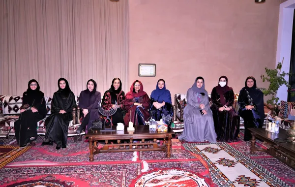 الأميرة مشاعل بنت محمد آل سعود تتوسط نخبة من حضور الأمسية من مجالات مختلفة 