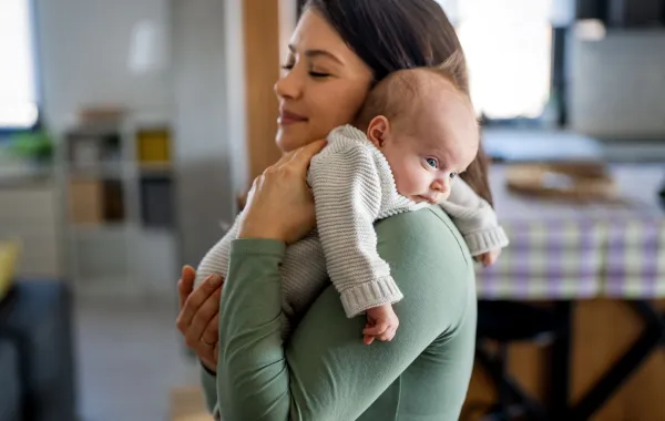 صورة أم تحمل رضيعها