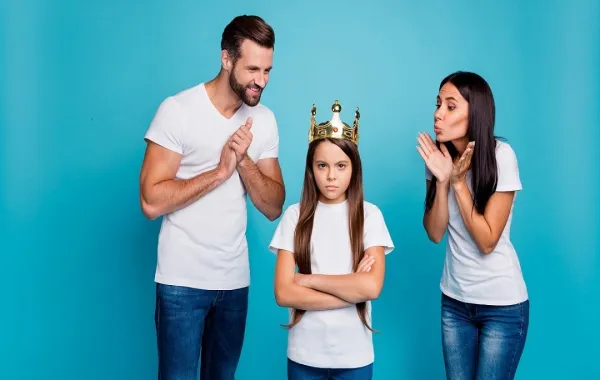 صورة تعبر عن طفلة مدللة