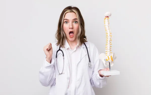 هشاشة العظام تؤثر على العمود الفقري- المصدر freepik