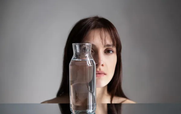 كيف تحمين نفسكِ من الجفاف ونقص السوائل؟- المصدر Image By Freepik