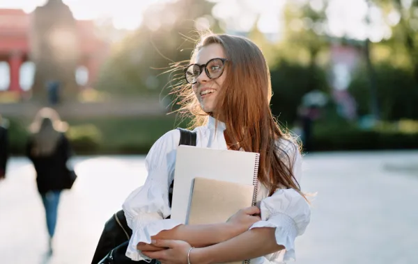 الحياة الجامعية مرحلة تشكل الشباب- المصدر freepik