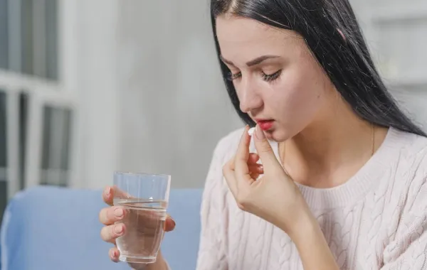 صورة لحامل تتناول الفيتامين