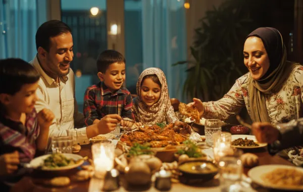 صورة لأطفال على مائدة إفطار رمضان