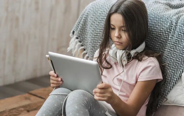 صورة لمراهقة منجذبة للإنترنت