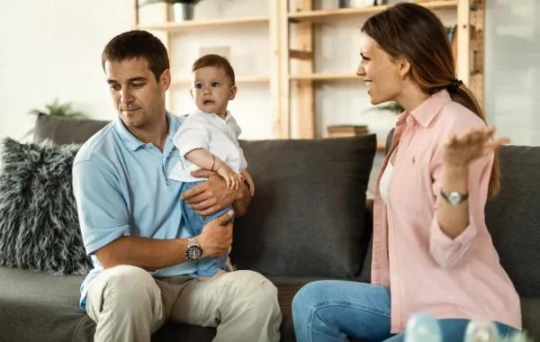 صورة لخلاف زوجي والرضيع وسطهما