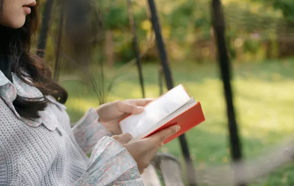 فتاة تقرأ أحد الأعمال الأدبية الخالدة