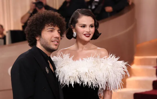 بيني بلانكو Benny Blanco وسيلينا غوميز Selena Gomez في حفل توزيع جوائزغولدن غلوب 2026. مصدر الصورة: Michael Tran / AFP