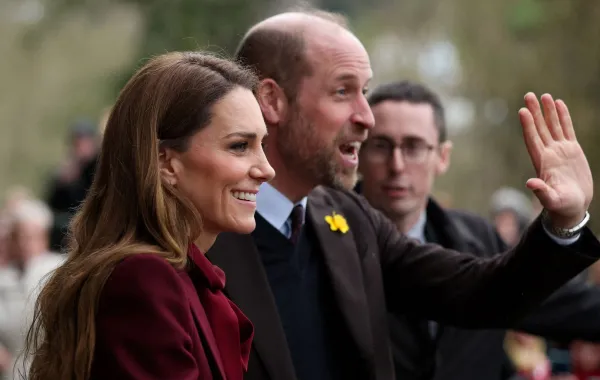 الأمير ويليام وكاثرين في بلدة نيوتون، ريف بوويز، وسط ويلز (Prince William and Catherine in the town of Newtown, rural Powys, central Wales). مصدر الصورة: Phil Noble / POOL / AFP