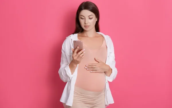 صورة لحامل تتكلم في الجوال