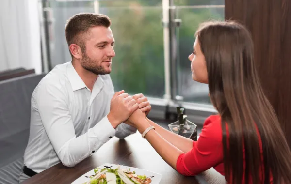 زوجان شابان يتبادلان وعود المحبة والثقة معا