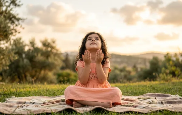 صورة طفلة تدعو ببراءة