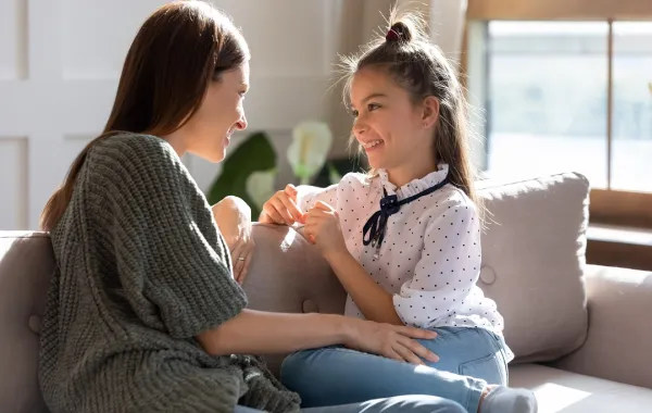 صورة لحديث مثمر بين الأم والمراهقة