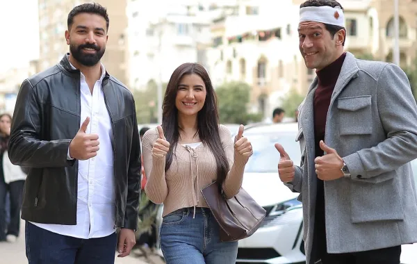 مي عمر تتوسط حازم ايهاب واحمد مجدي في كواليس الست موناليزا