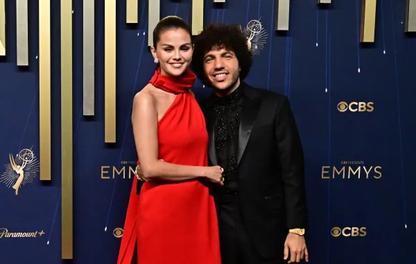 سيلينا غوميز Selena Gomez وبيني بلانكو Benny Blanco في حفل توزيع جوائز إيمي برايمتايم 2025. مصدر الصورة: Frederic J. Brown / AFP