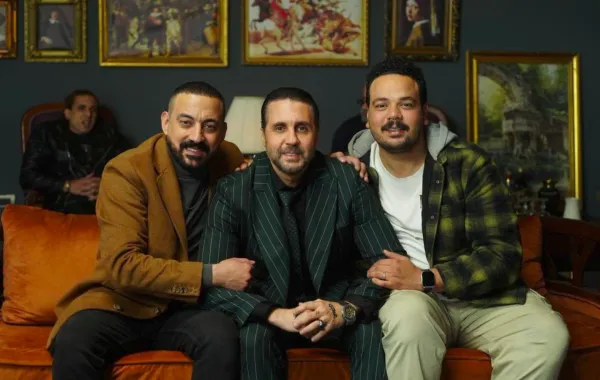 هشام ماجد يتوسط مصطفى غريب ودياب- الصورة من حساب مصطفى غريب على فيس بوك