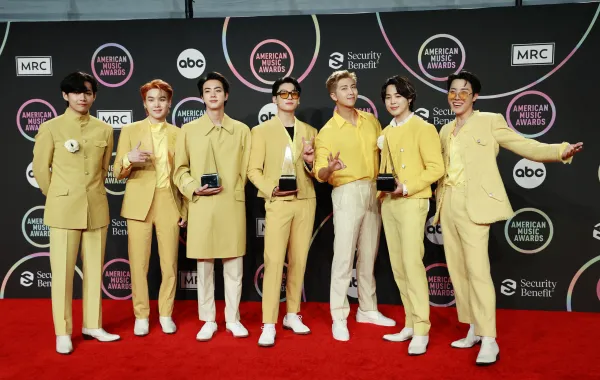 أعضاء فرقة BTS من حفل American Music Awards 2021 - مصدر الصورة: MATT WINKELMEYER / GETTY IMAGES NORTH AMERICA / GETTY IMAGES VIA AFP