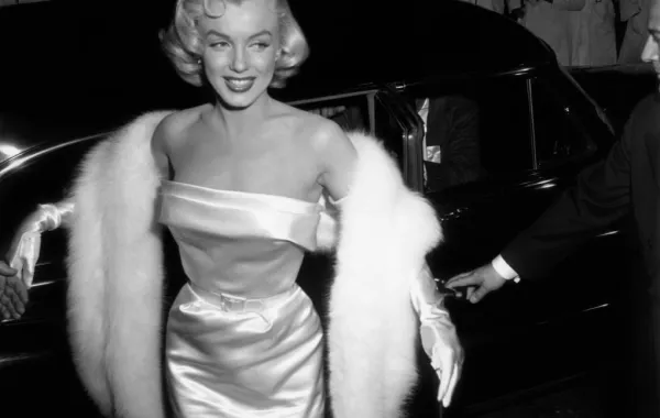 مارلين مونرو في افتتاح فيلم Gentlemen Prefer Blonds ( مصدر الصورة: M. Garrett/Murray Garrett/Getty Images)