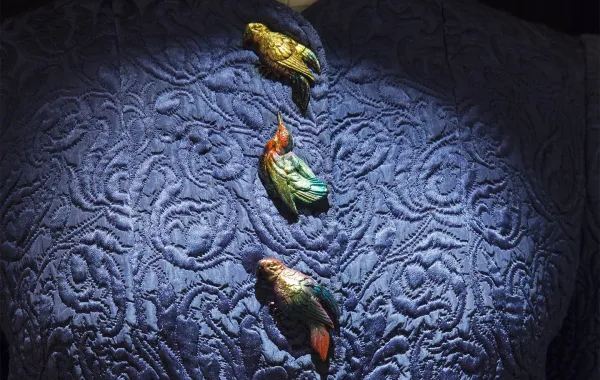 أزرار على شكل عصافير تزيّن تصميماً من توقيع Elsa Schiaparelli من حوالي عام 1930، في معرض Déboutonner la Mode، الذي نّظم في متحف الفنون الزخرفية، باريس، عام 2015