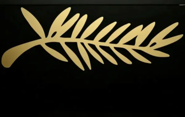 شعار مهرجان كان في سينما UGC Montparnasse في باريس (festival logo at the UGC Montparnasse cinema in Paris). مصدر الصورة: Bertrand GUAY / AFP