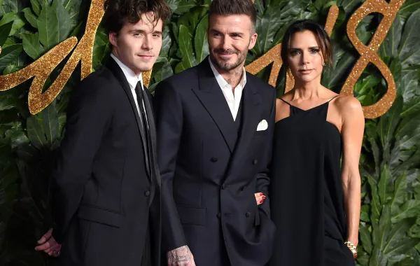 ديفيد وفيكتوريا وبروكلين بيكهام David, Victoria and Brooklyn Beckham من حفل جوائز الموضة 2018 - مصدر الصورة: Karwai Tang/WireImage