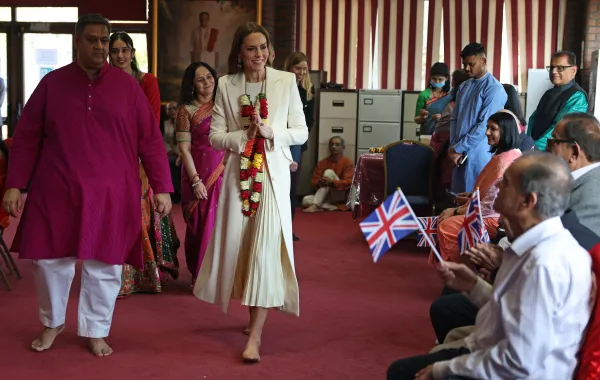 بالفيديو كيت ميدلتون تشارك في رقصة بوليوود حافية القدمين وتكشف: أطفالي يحبون الرقص