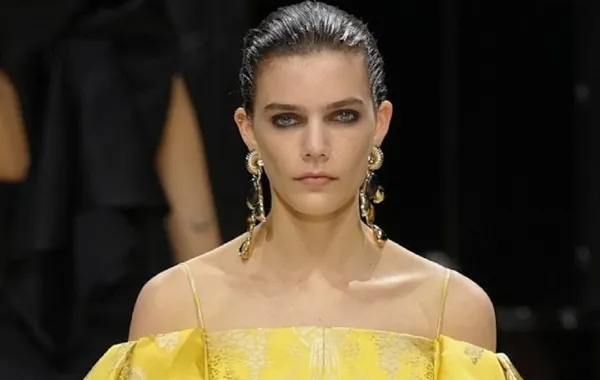 صيحات مكياج من أسبوع الموضة في باريس لشتاء 2027.