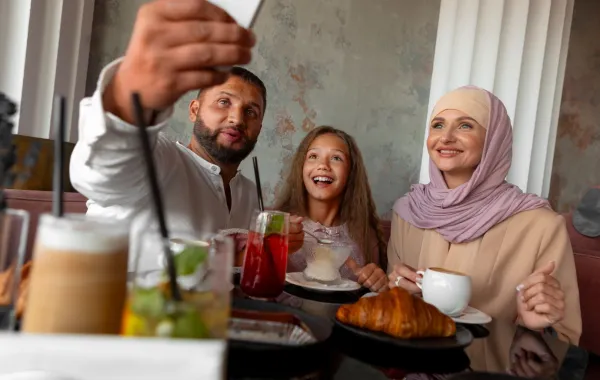 صورة لعائلة تستمتع بشهر رمضان