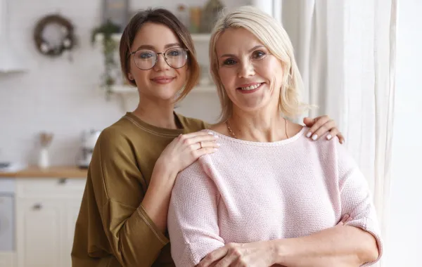 زوجة شابة تتعامل مع حماتها بمودة