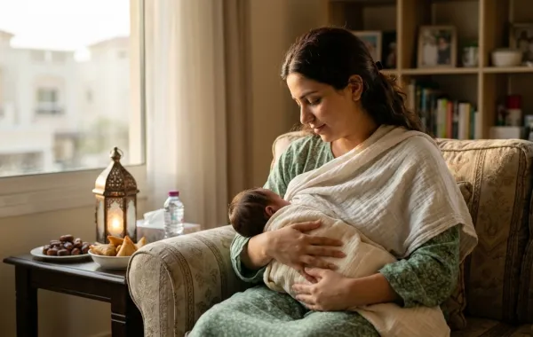 صورة أم ترضع مولودها