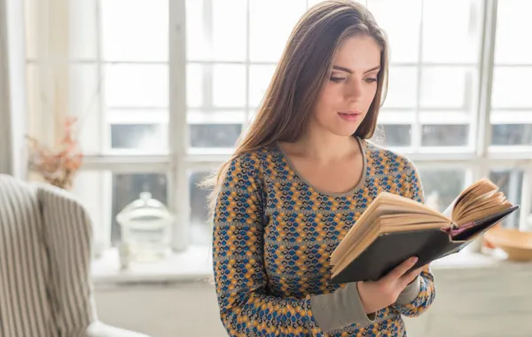 فتاة تقرأ كتاب تنمية ذاتية 