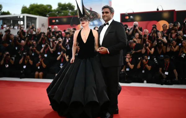 ليدي غاغا Lady Gaga ومايكل بولانسكي Michael Polansky في مهرجان فينيسيا السينمائي 2024. مصدر الصورة: Marco BERTORELLO / AFP