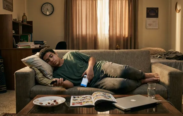 صورة مراهق يبدو كسولا