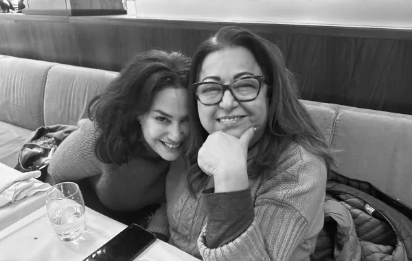 هند صبري مع والدتها الراحلة- الصورة من حسابها على فيسبوك