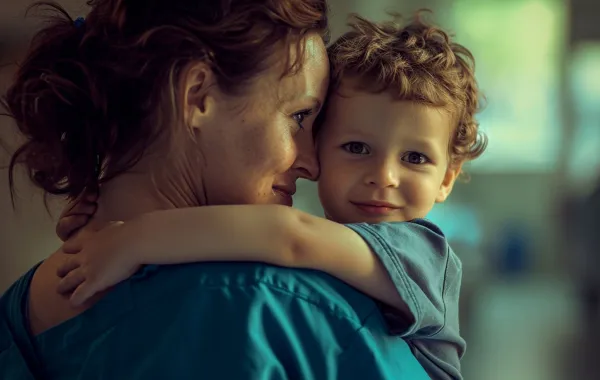 صورة تعبر عن علاقة رائعة بين أم وطفلها