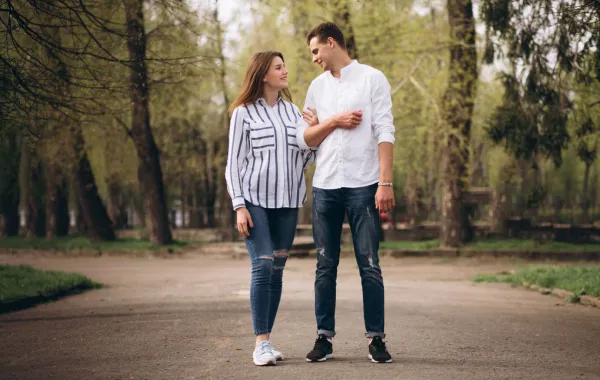 زوجان يمارسان معاً هواية المشي 