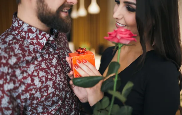 زوج يهدي زوجته هدية مميزة وزهرة جميلة