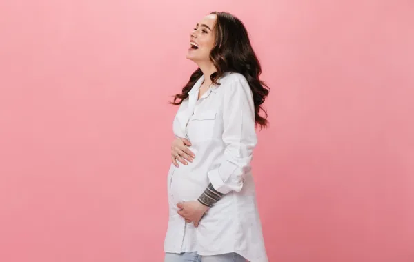 صورة لحامل في شهورها الأولى