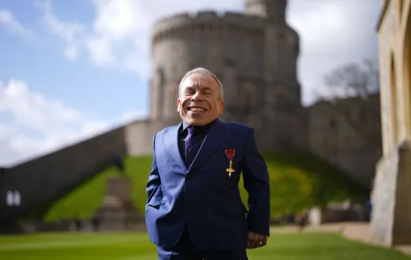 وارويك ديفيس عقب تكريمه في قلعة وندسور  (Photo by Jordan Pettitt / POOL / AFP)