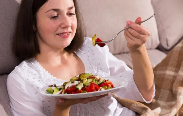 صورة لأم تأكل طبقا صحيا