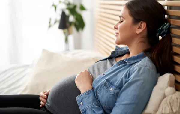 صورة حامل تشعر بالراحة