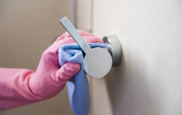 تلميع مقبض الباب