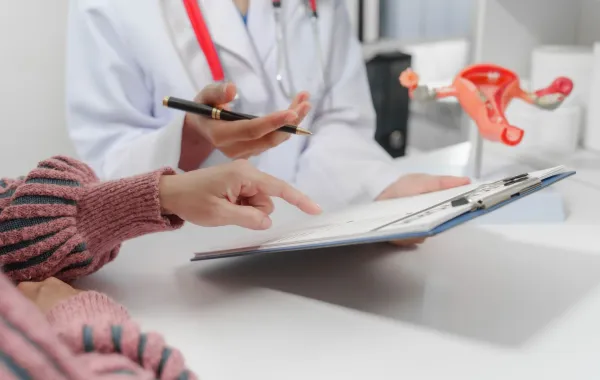 صورة طبيبة تشرح