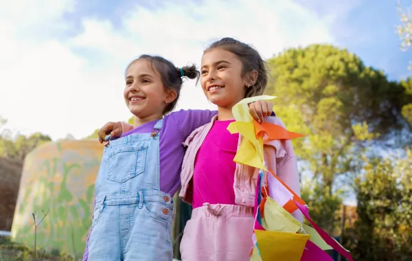 صورة تعبر عن فرحة الأطفال 