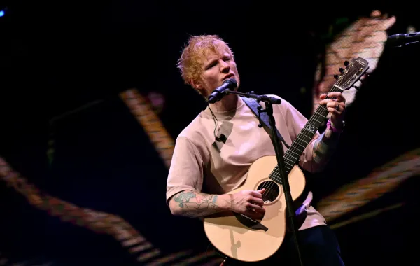 إد شيران في بوسطن، ماساتشوستس ( Ed Sheeran in Boston, Massachusetts). مصدر الصورة: Paras Griffin/Getty Images for for iHeartRadio/AFP