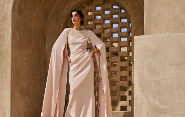 الفستان الكاب من إليزابيتا فرانكي Elisabetta Franchi- الصورة من العلاقات العامة