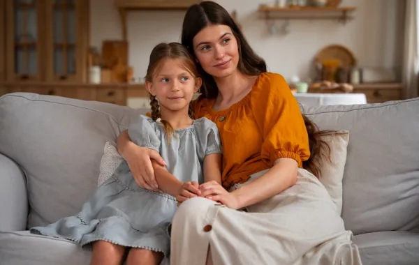 صورة لأم تحتضن طفلتها