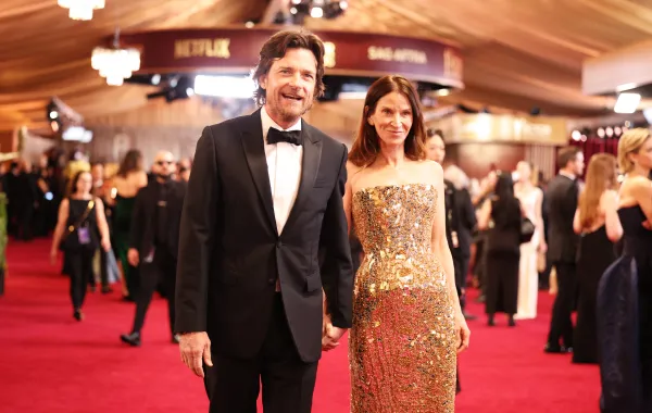 الممثل الأمريكي جيسون بيتمان وزوجته الممثلة أماندا أنكا خلال حضورهما حفل توزيع جوائز الأوسكار الـ98 - مصدر الصورة VALERIE MACON / AFP